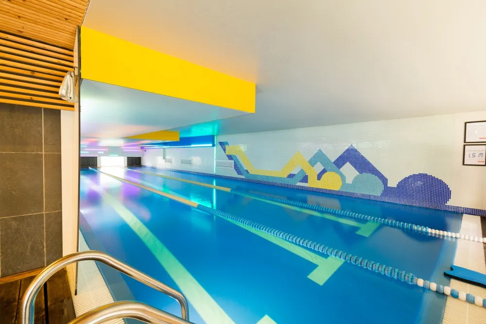 Bazinul de la World Class Asmita, unde Swim Factory ține cursuri de înot