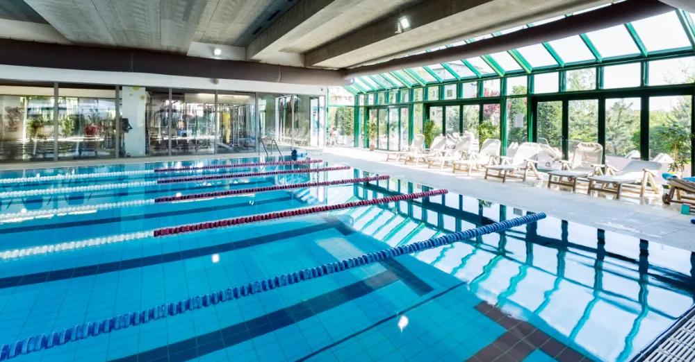 Bazinul de la World Class Caro, unde Swim Factory ține cursuri de înot