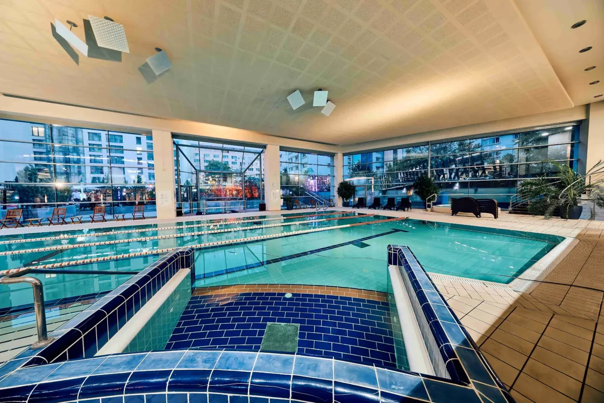 Bazinul de la World Class DownTown (Radisson Blu), unde Swim Factory ține cursuri de înot